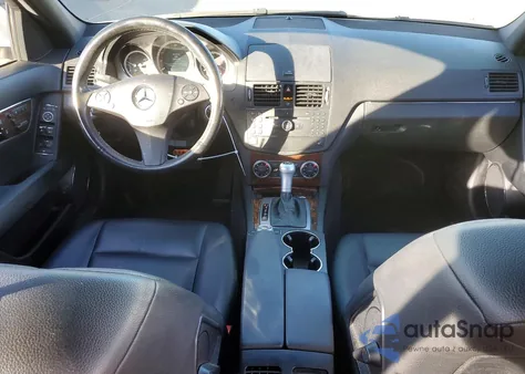 2009 Mercedes-Benz C 300 z USA, uszkodzony, nr VIN WDDGF54XX9R078656